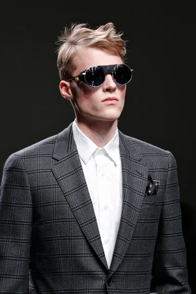 Look 16